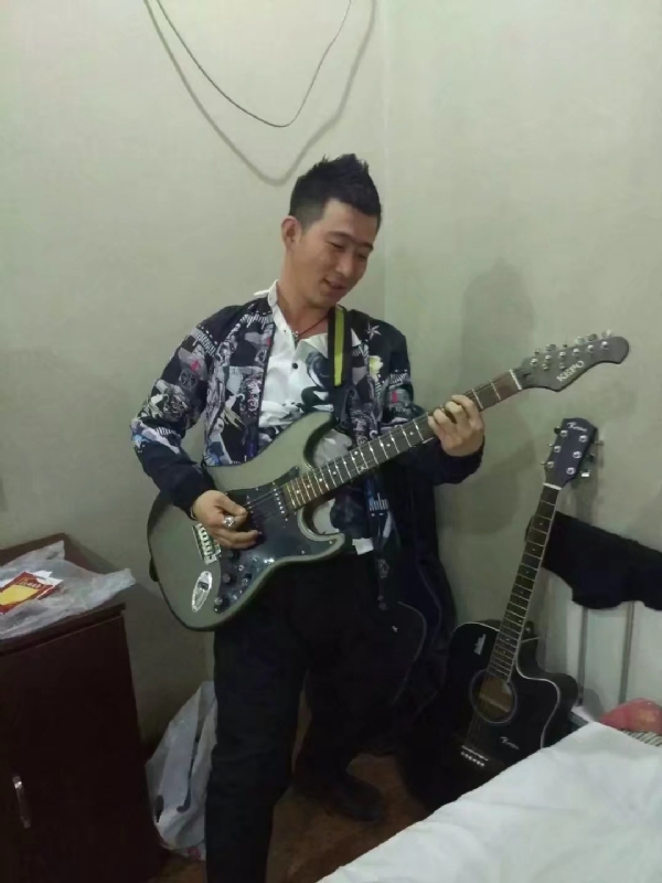 小吉他的第一张照片--宁德相亲服务中心
