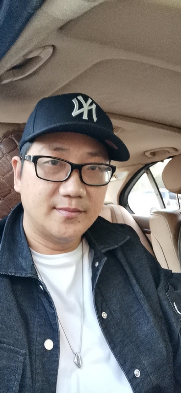 拥抱幸福的第一张照片--宁德相亲服务中心